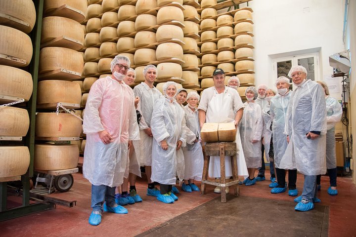 Guided Group Tour TastyBus: Parmesan Cheese and Parma Ham
